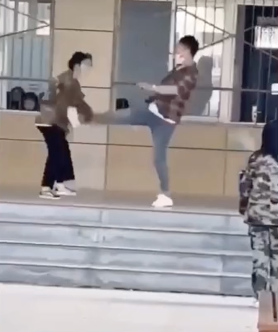 男老师掌掴飞踹女学生校方已开除